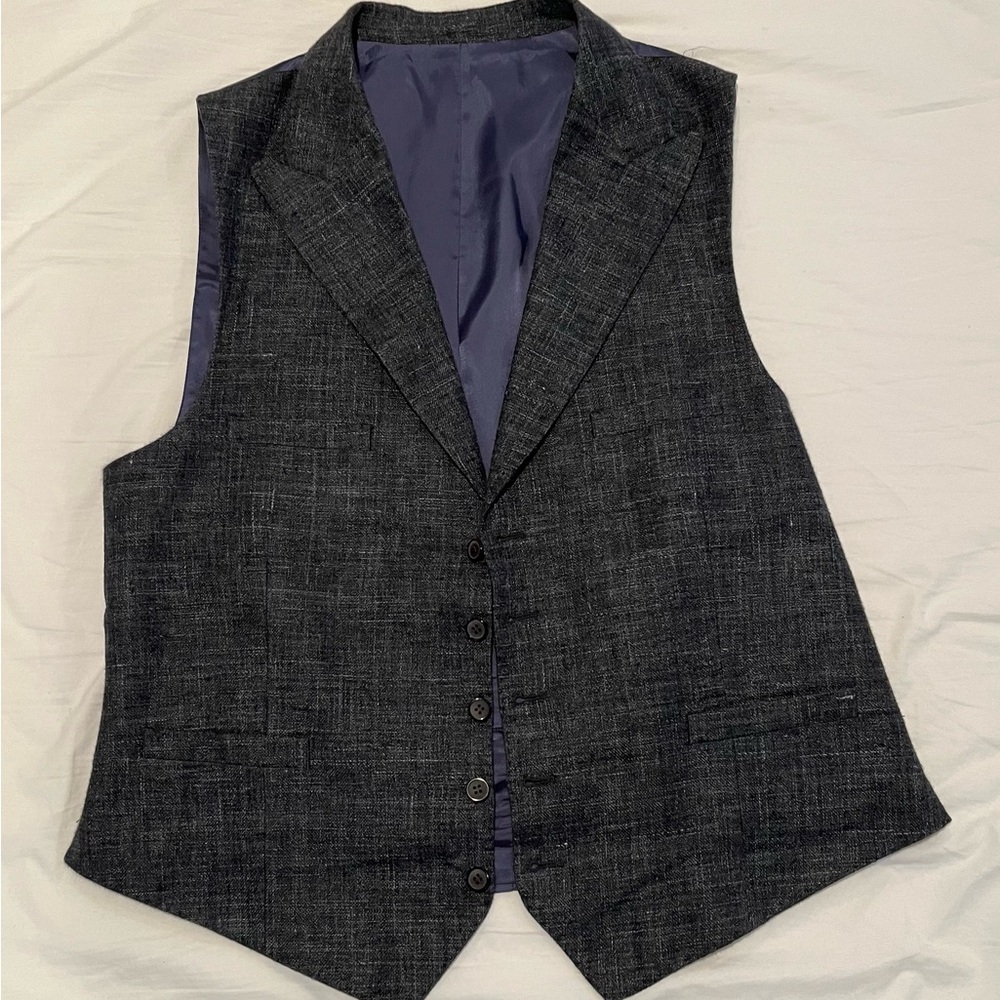 Gray Formal Vest with Textured Fabric and Adjustable Straps